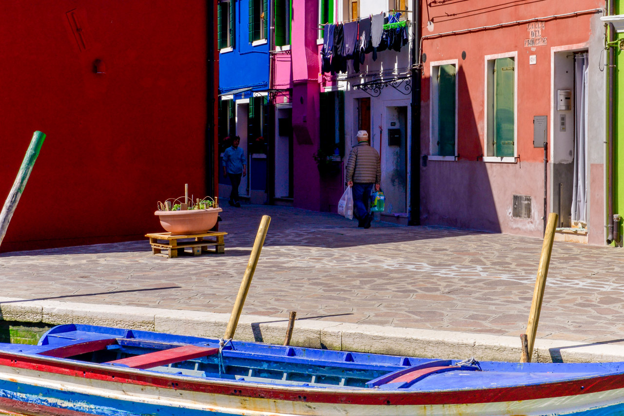 Lokalbor i gränd på Burano - Venedig - Italien