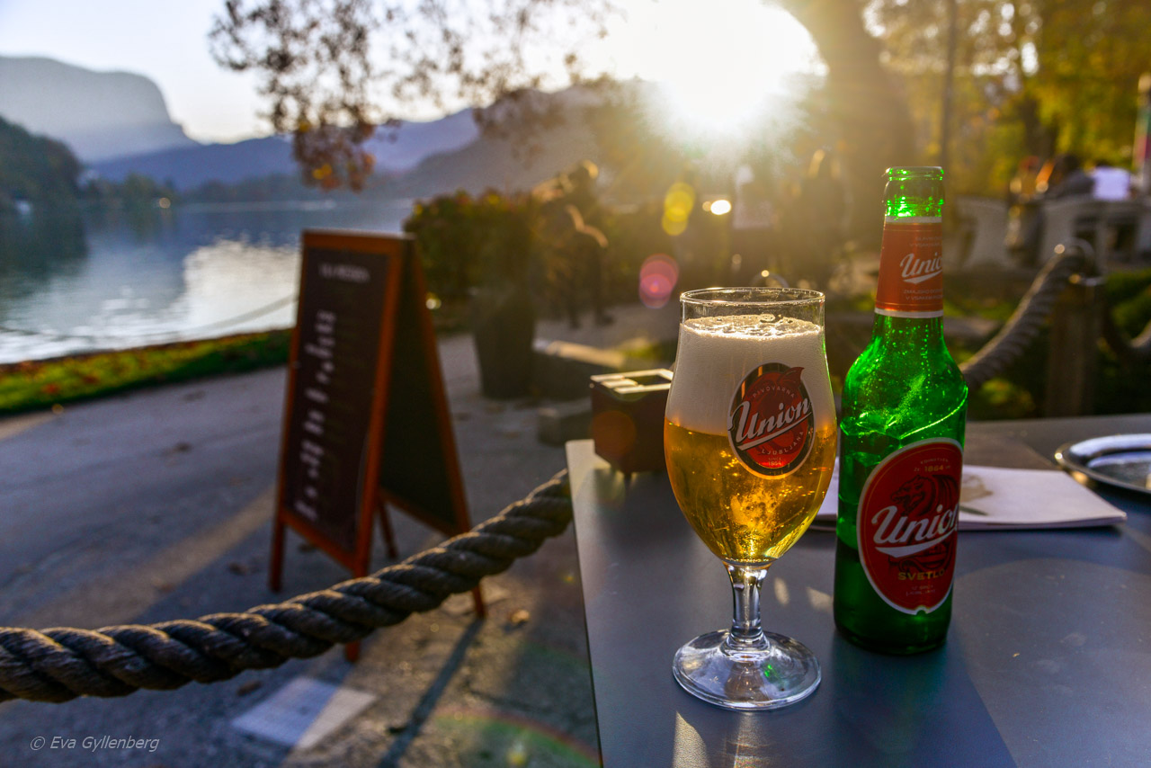 En kall öl i solnedgången vid Bledsjön