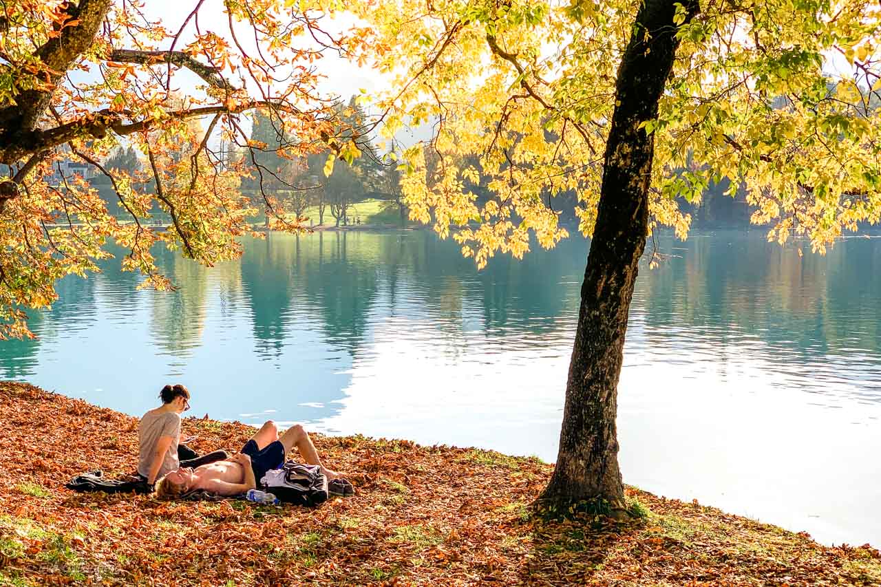 Solande par vid Bledsjön