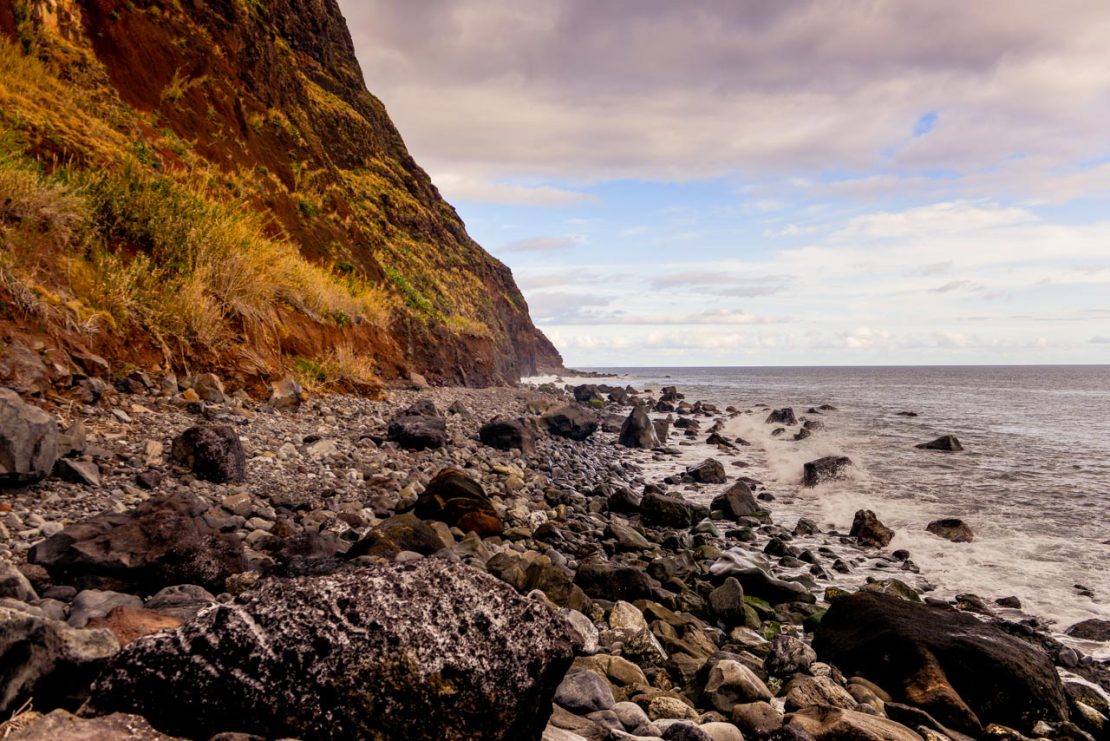 Strandens klippor vid Faja Dos Padres