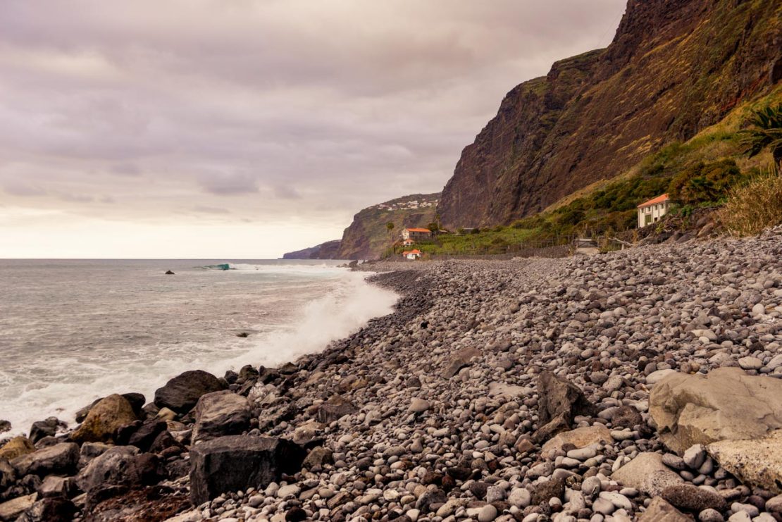 Den svarta stranden vid Faja Dos Padres