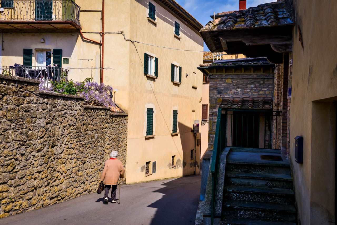 Kvinna på gata i Volterra