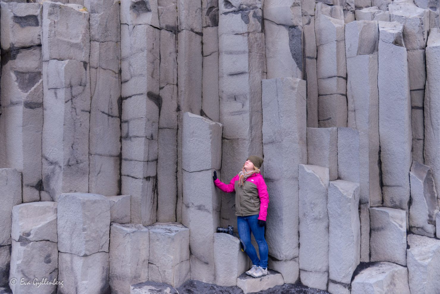 Eva på Reynisfjara-Island