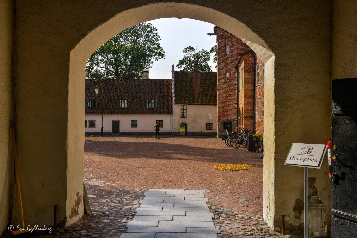 Ingången till innergården på Bäckaskog slott