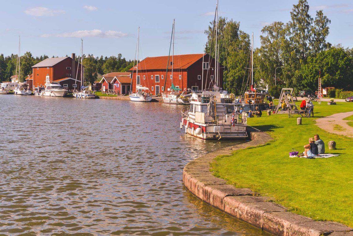 Charmig liten by vid Göta Kanal