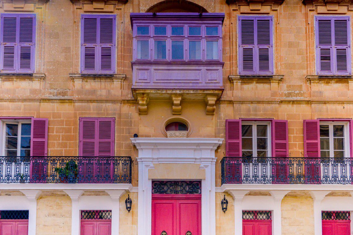 Lila och rosa fönster i Mdina