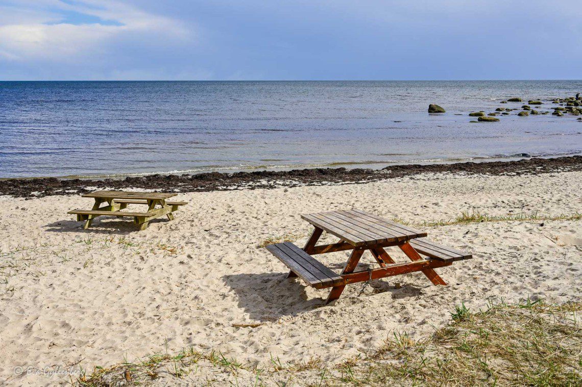 Vit strand med picknickbord i Skåne