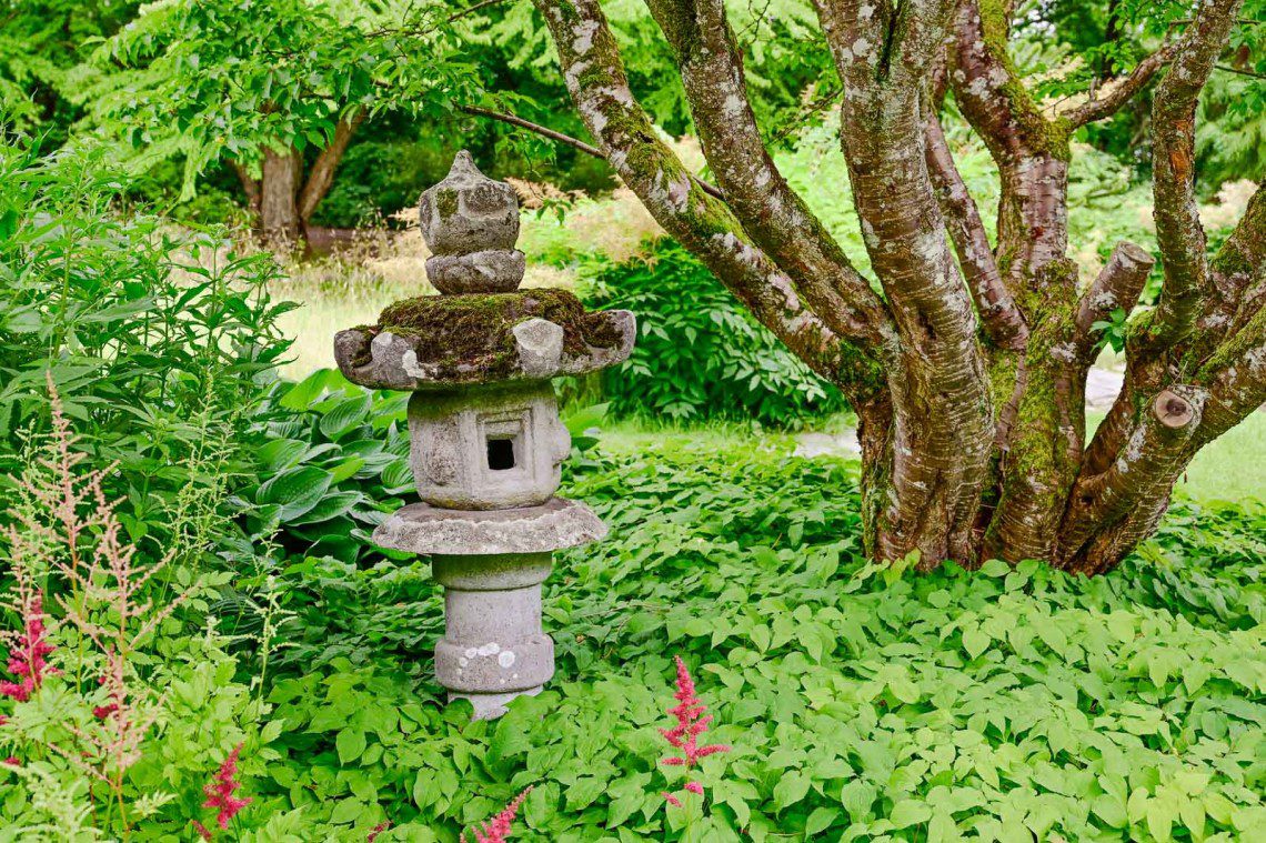 Litet stentempel i den japanska trädgården