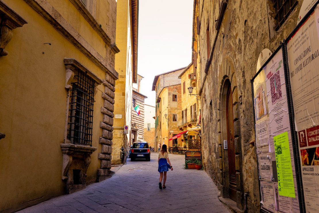 Flicka går i gränd i Montepulciano