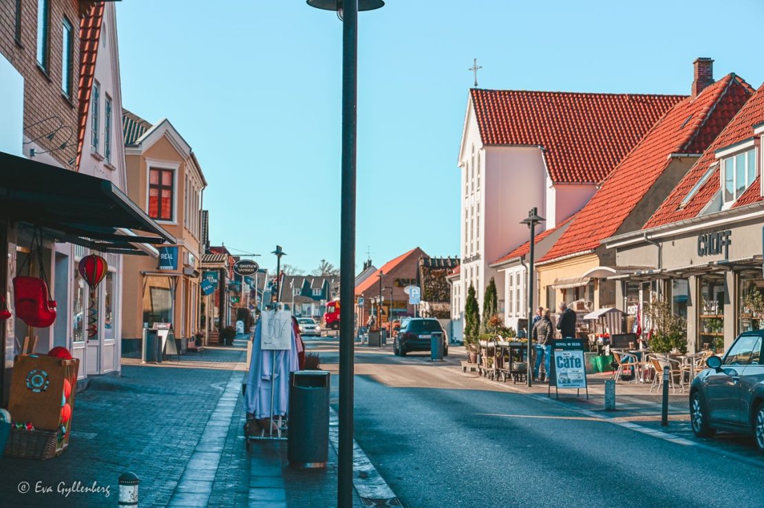 Huvudgatan i Gilleleje med butiker och caféer