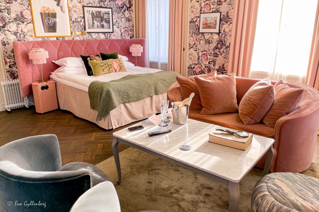 Hotellrum på the Vault med rosa sammet och blommiga väggar