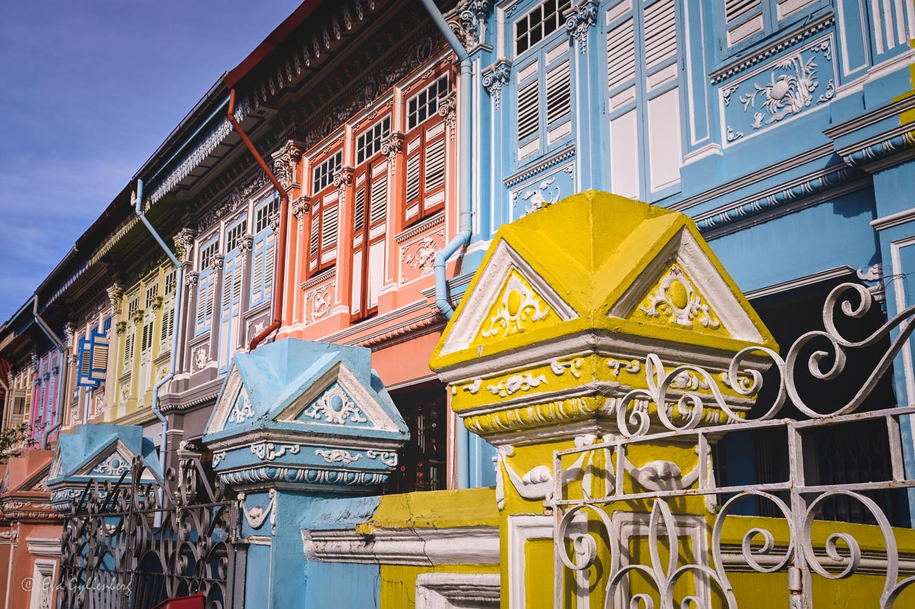Shophouses i alla regnbågens färger i Joo Chiat