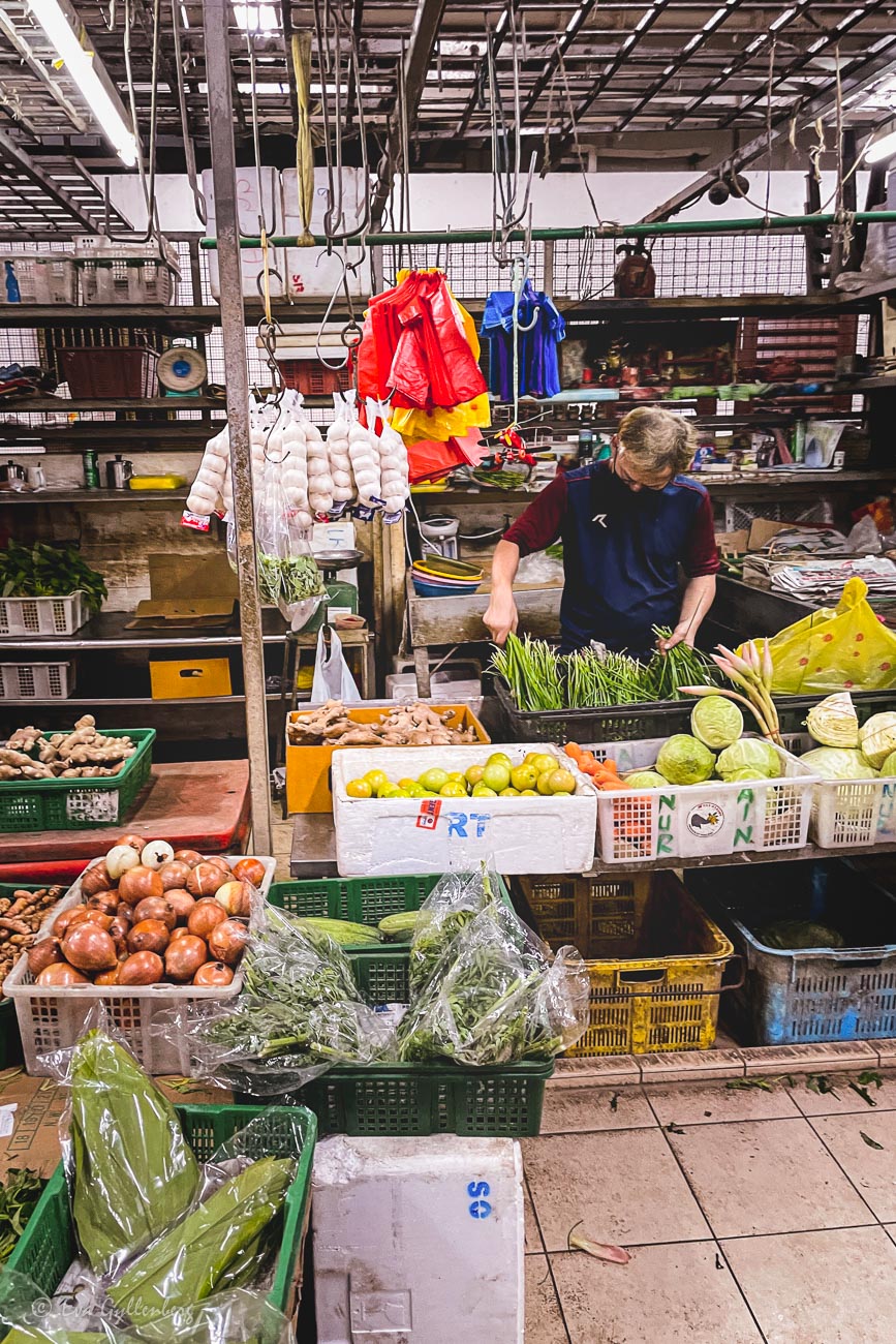Wetmarket med grönsaker i Singapore