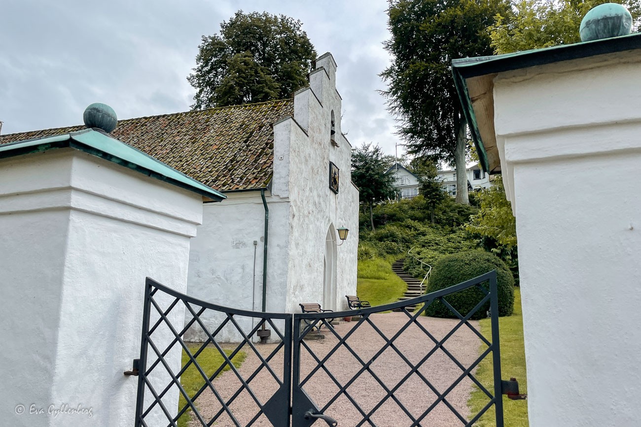 Arilds kapells kyrkogård och portar