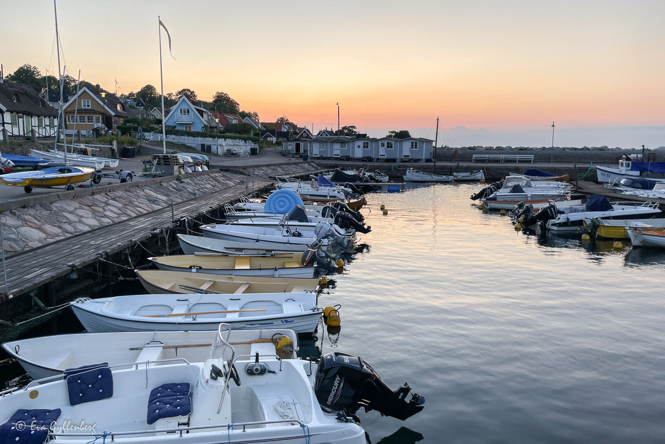 Arilds hamn med alla små båtar i solnedgång