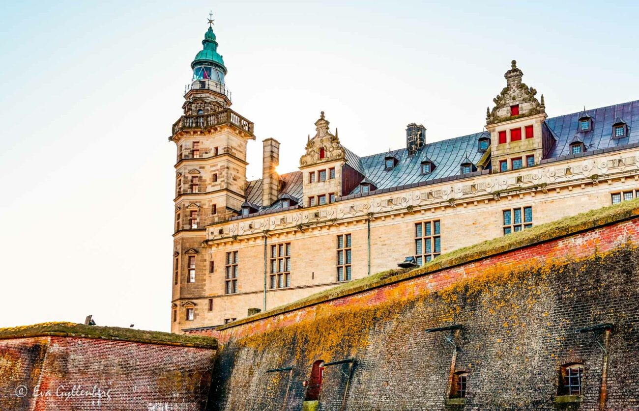 Kronborg slott tittar fram bakom en slottsmur