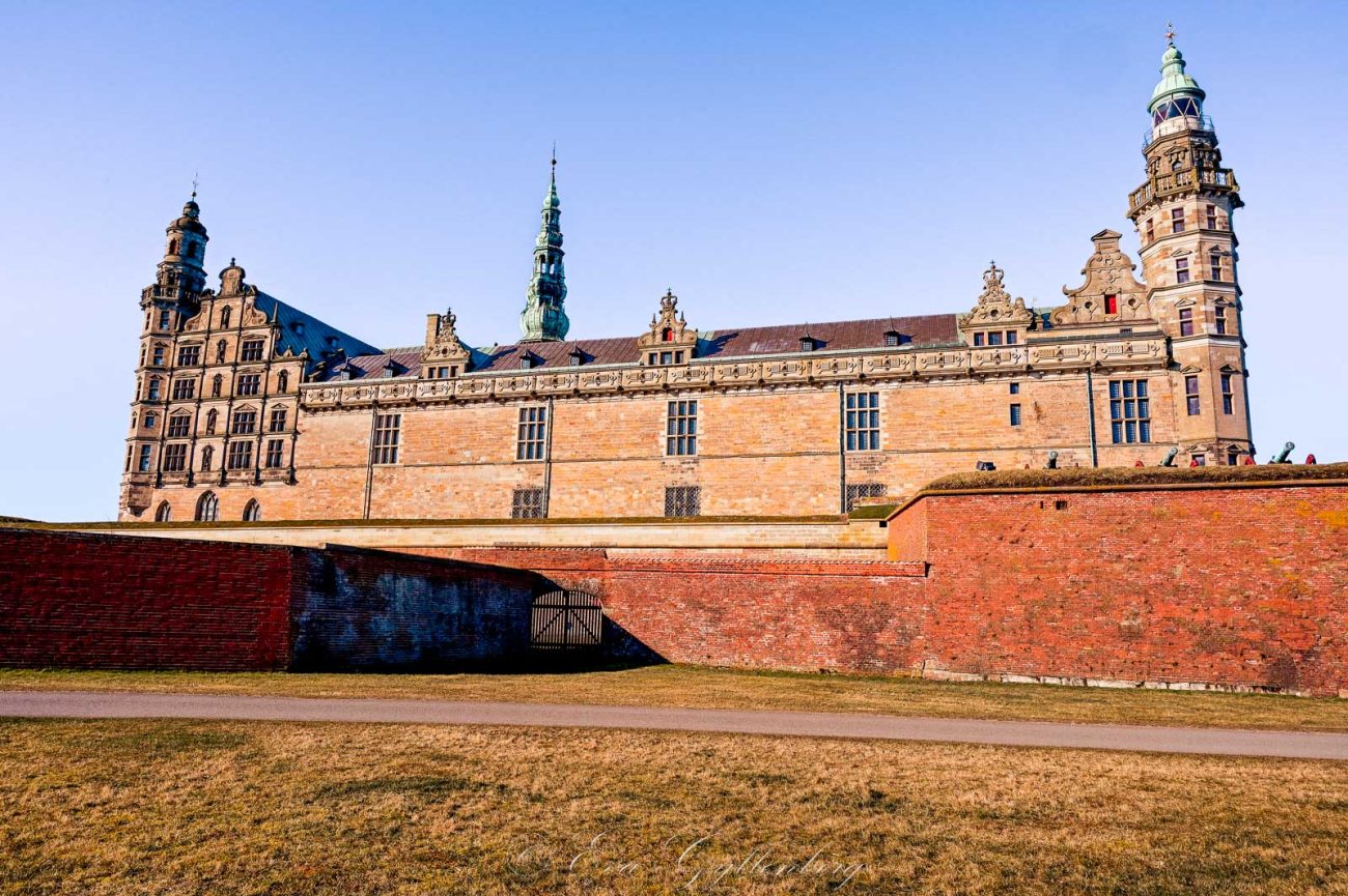 Kronborg slott bakom den röda stenmuren