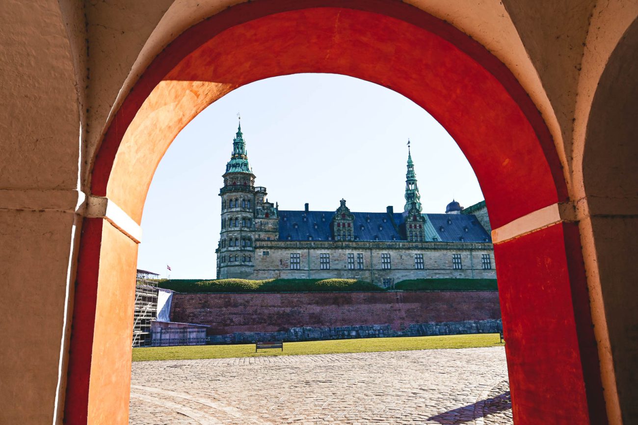 Kronborg slott genom en röd port
