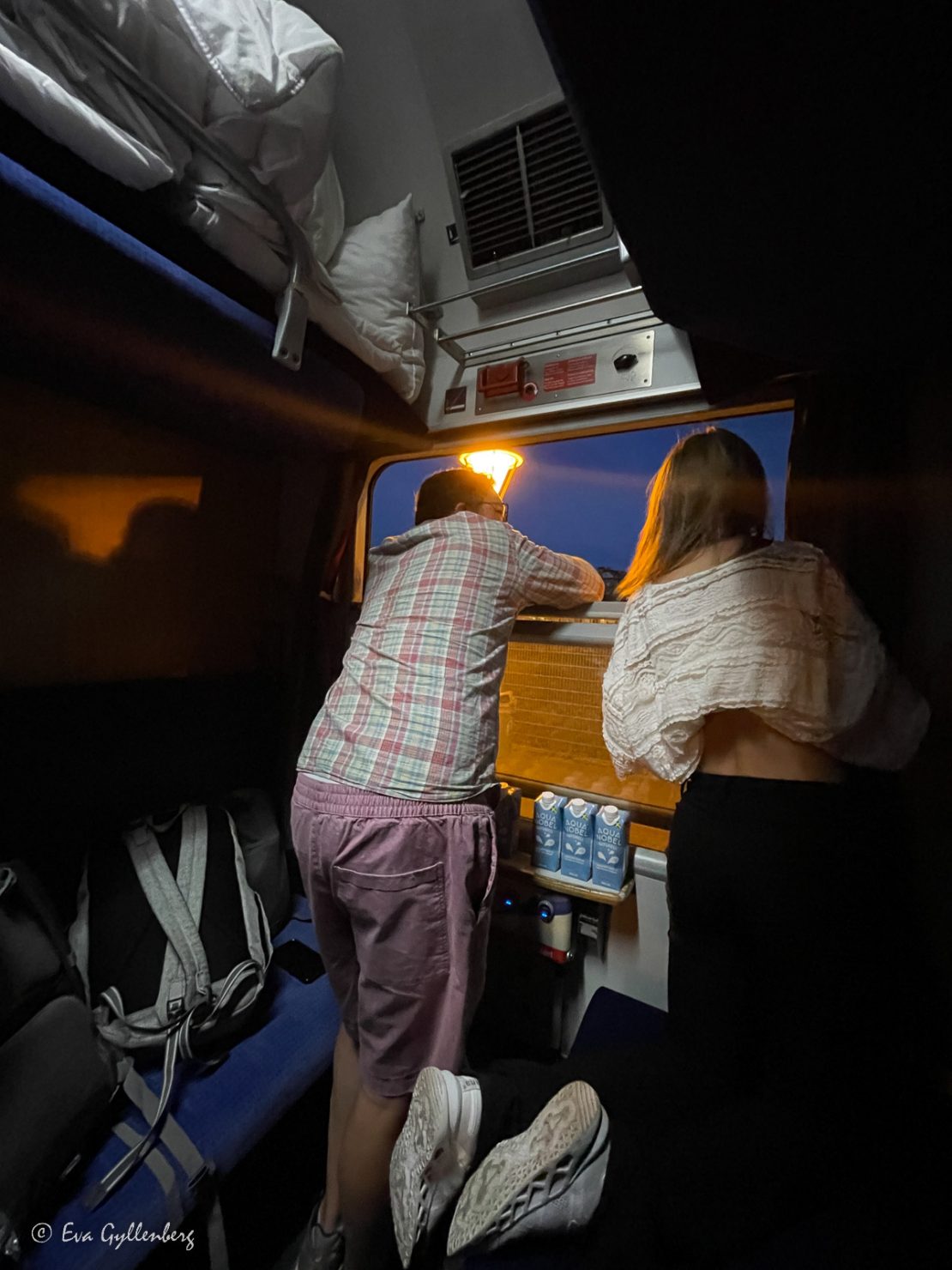 Två personer i en kupé på Snälltåget