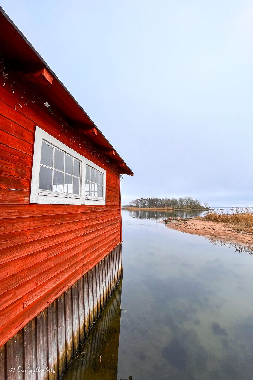 Det röda klapphuset tittar ut mot havet