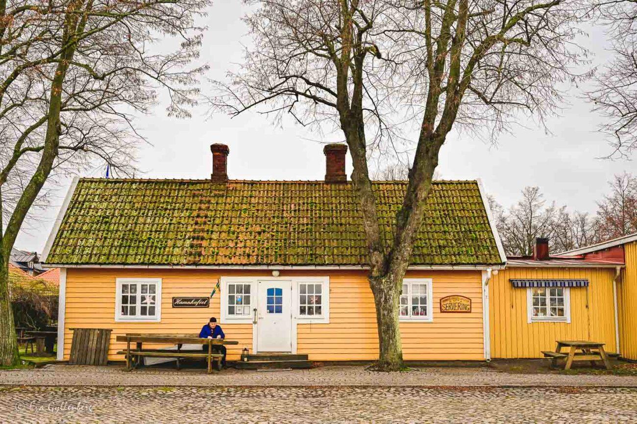 Hancaféet i sitt gula trähus är ett mysigt ställe för en fika i Kalmar