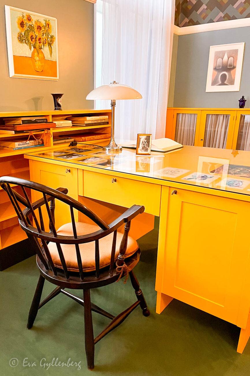 Adolf Loos lägenhet med vacker lampa och gult skrivbord med stol