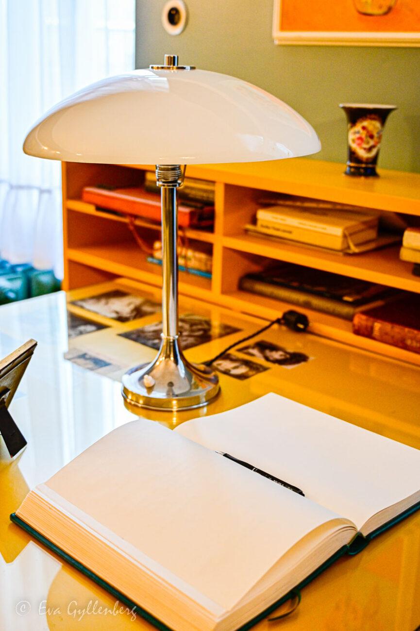 Adolf Loos lägenhet med vacker lampa och gult skrivbord