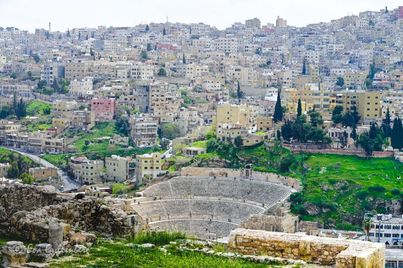 Den stora romerska amfiteatern i Amman omgiven av bebyggelse