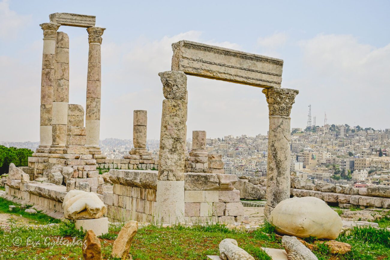 Tempelruinerna vid Citadellet i Amman, med staden i bakgrunden