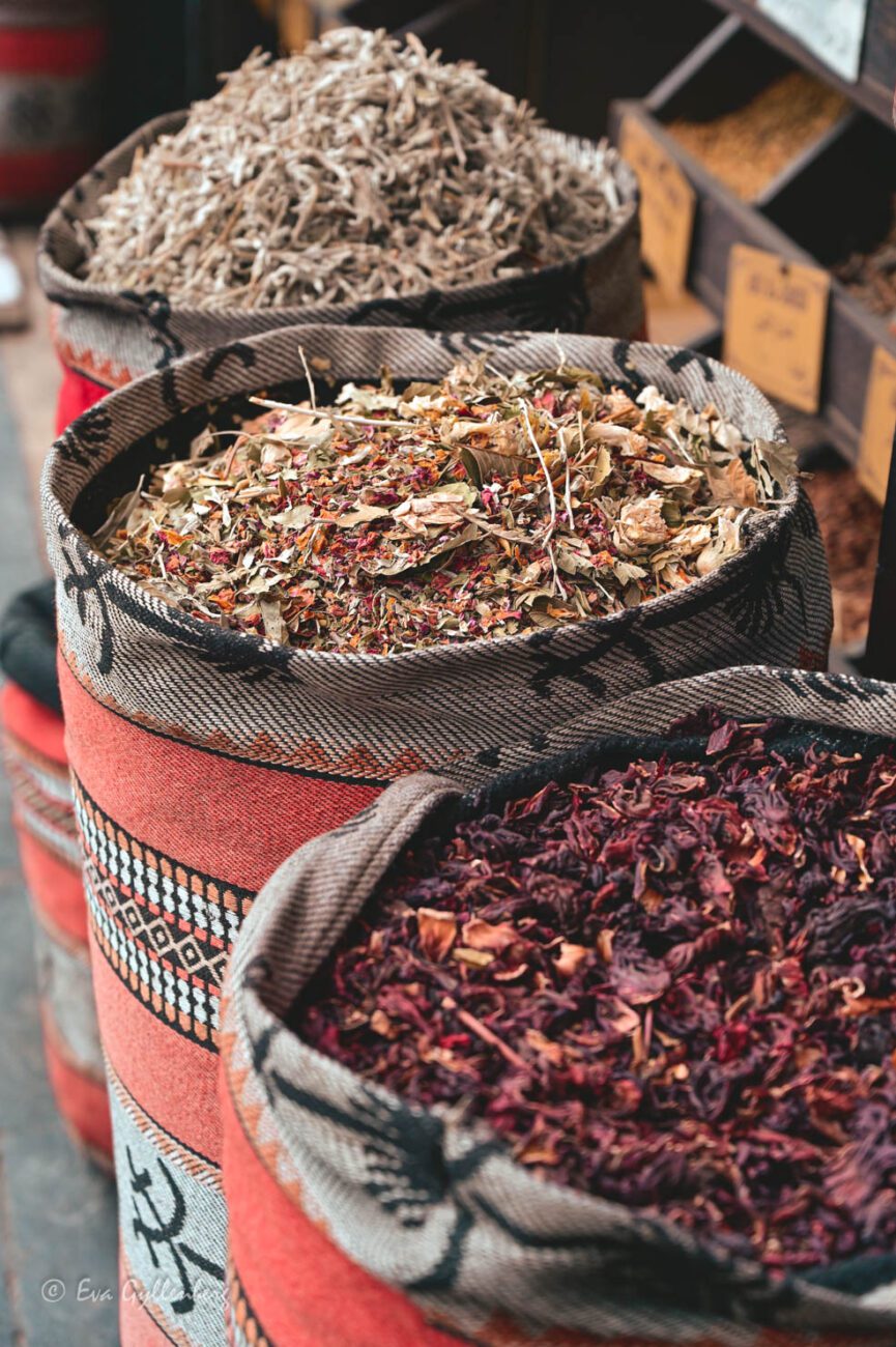 Kryddor i säckar på marknaden i Amman