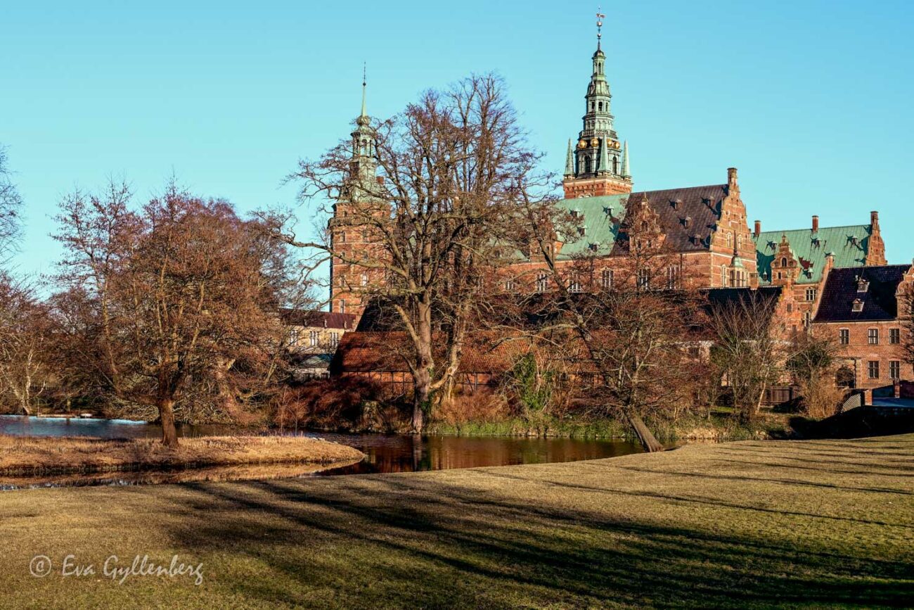 Frederiksborgs slott på avstånd i en park