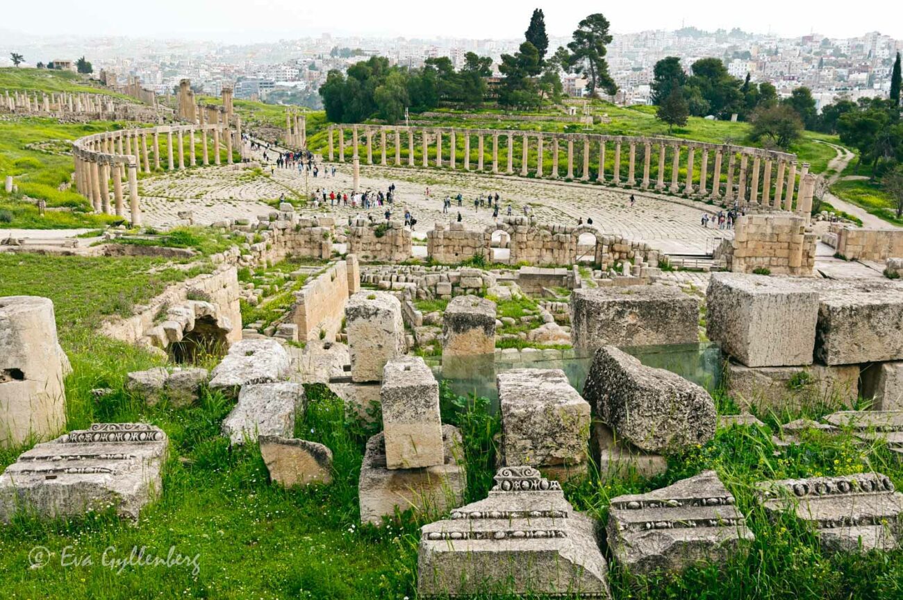 Den välbevarade romerska staden Jeras sedd från ovan med massor av kolonner och ruiner
