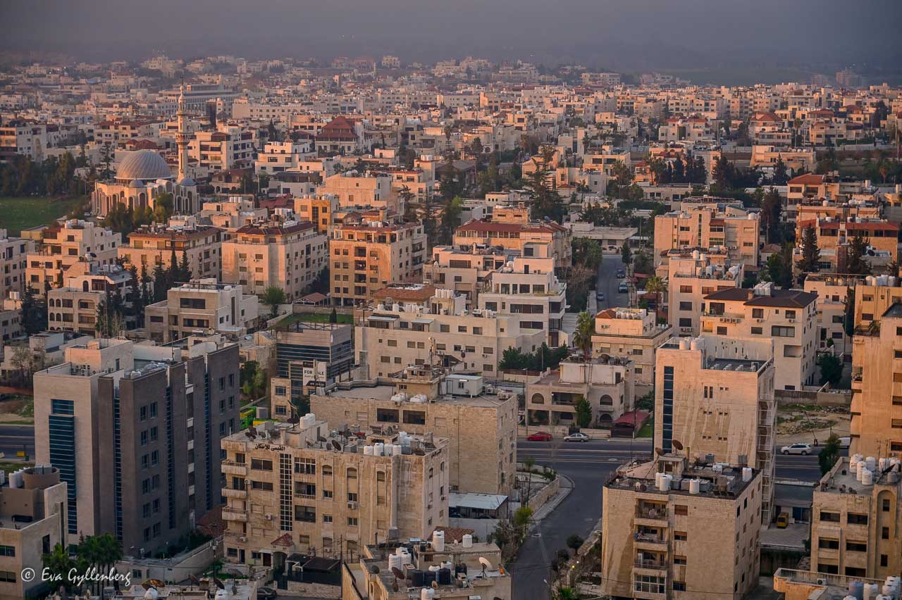 Staden Ammans sandfärgade hus i soluppgång