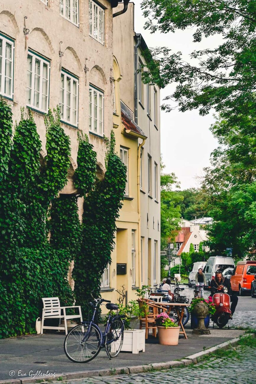 Gata i Lübeck med en liten uteservering på trottoaren