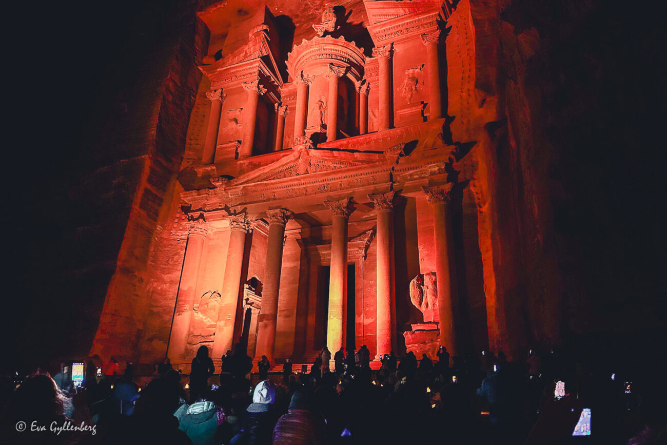 The Treasury under Petra by Night är en av sevärdheterna i Jordanien
