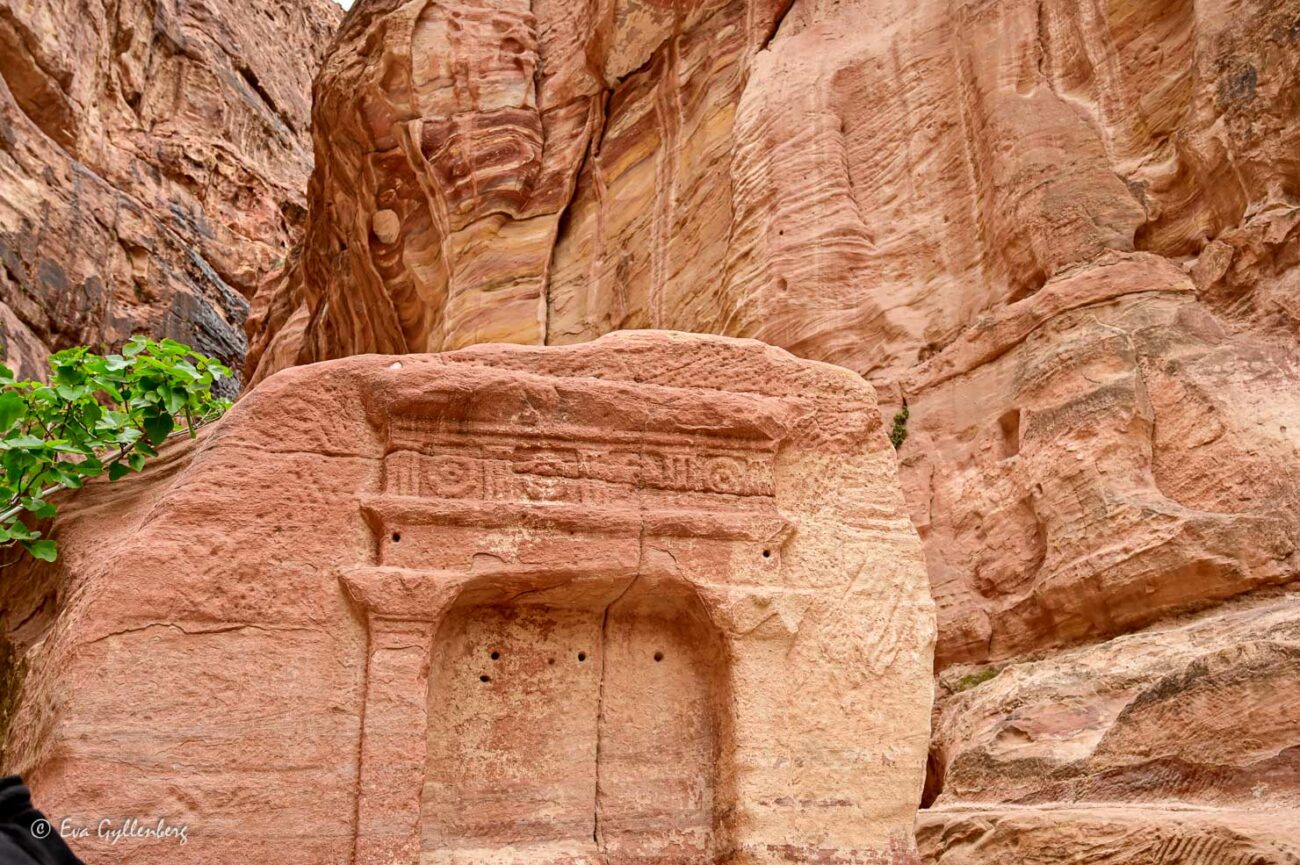 Uthugget tempel i röd sten i Al-Siq