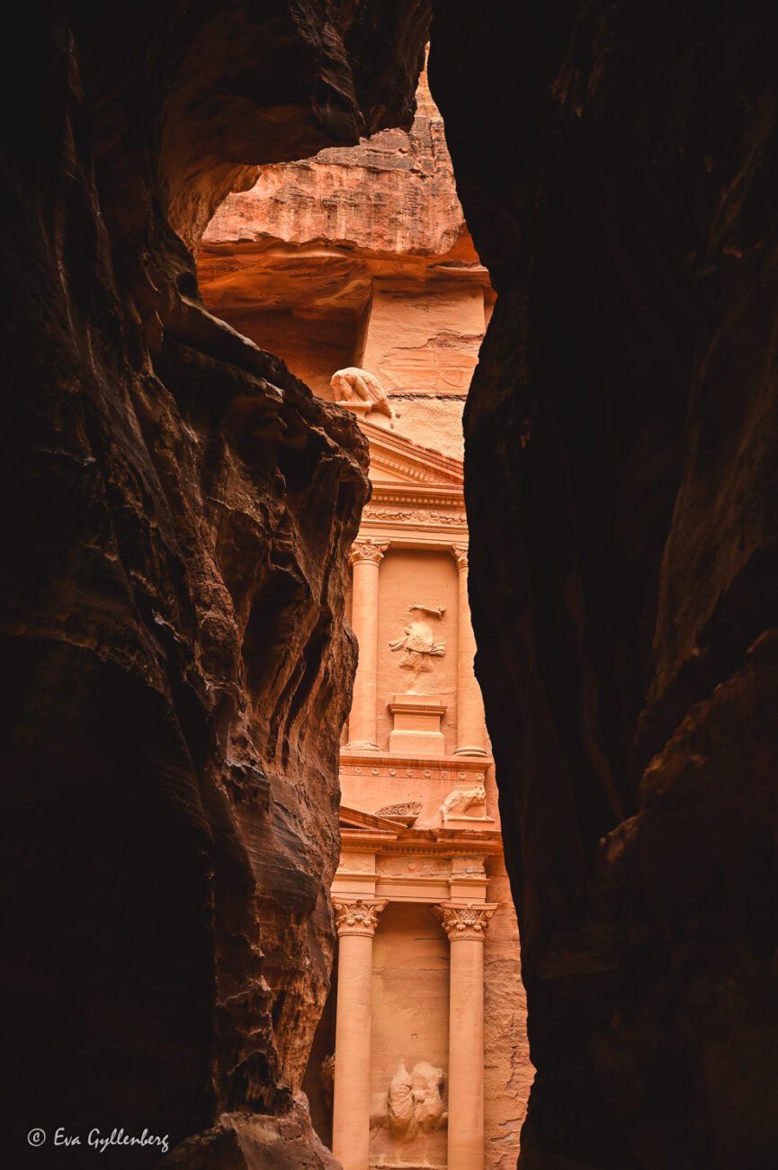 Första glimten av Skattkammaren i Petra genom klipporna