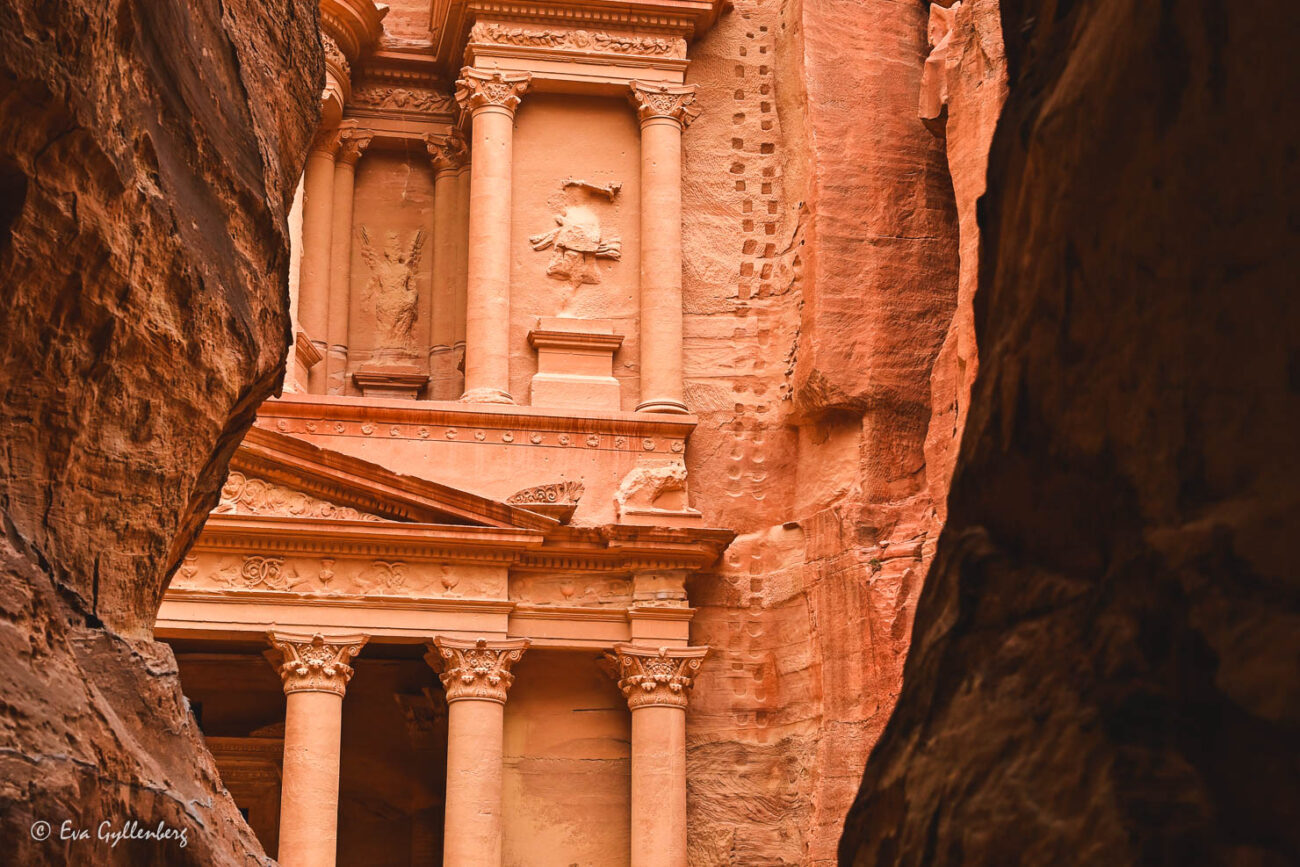Den fantastiskt vackra skattkammaren i Petra är helt uthuggen i berget