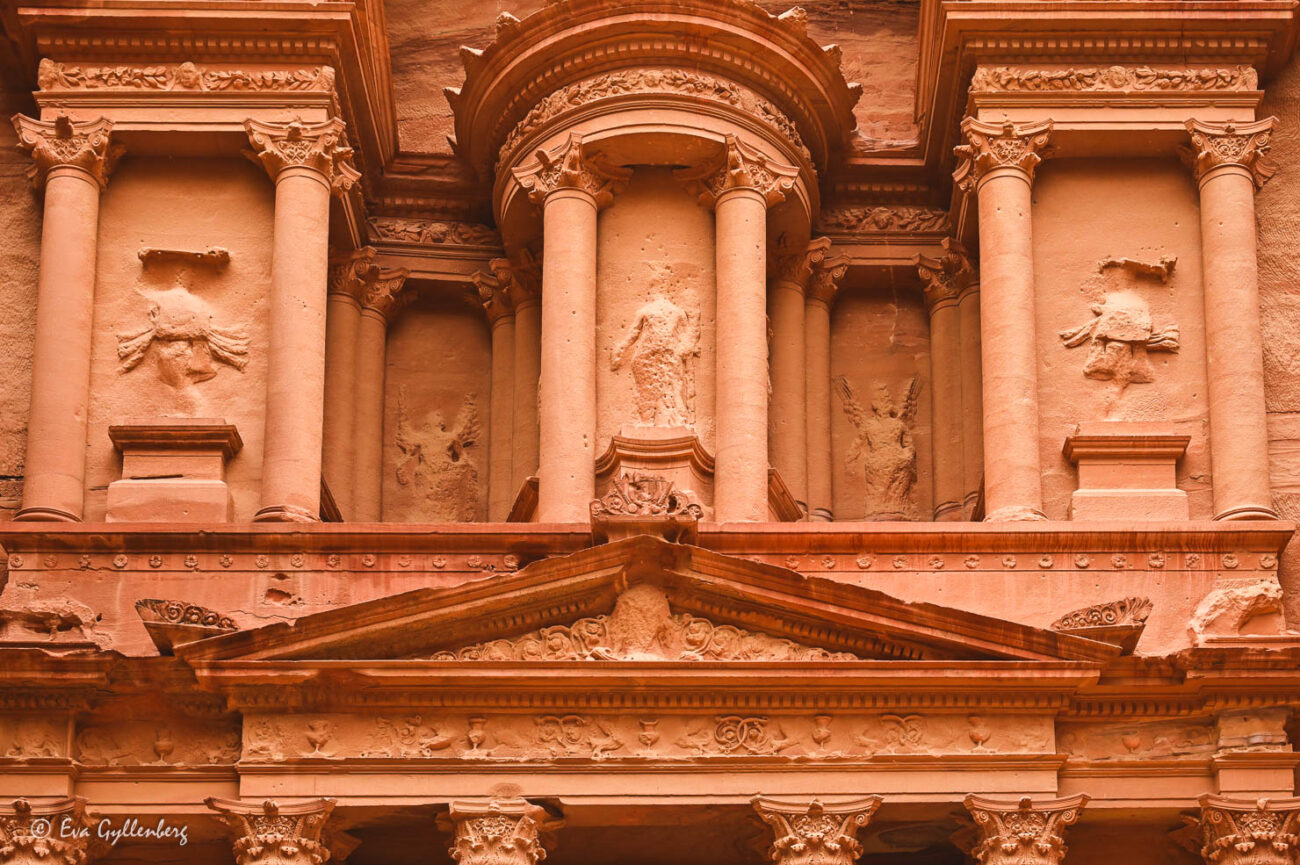 Detaljer med statyer från den övre delen av Petras skattkammare