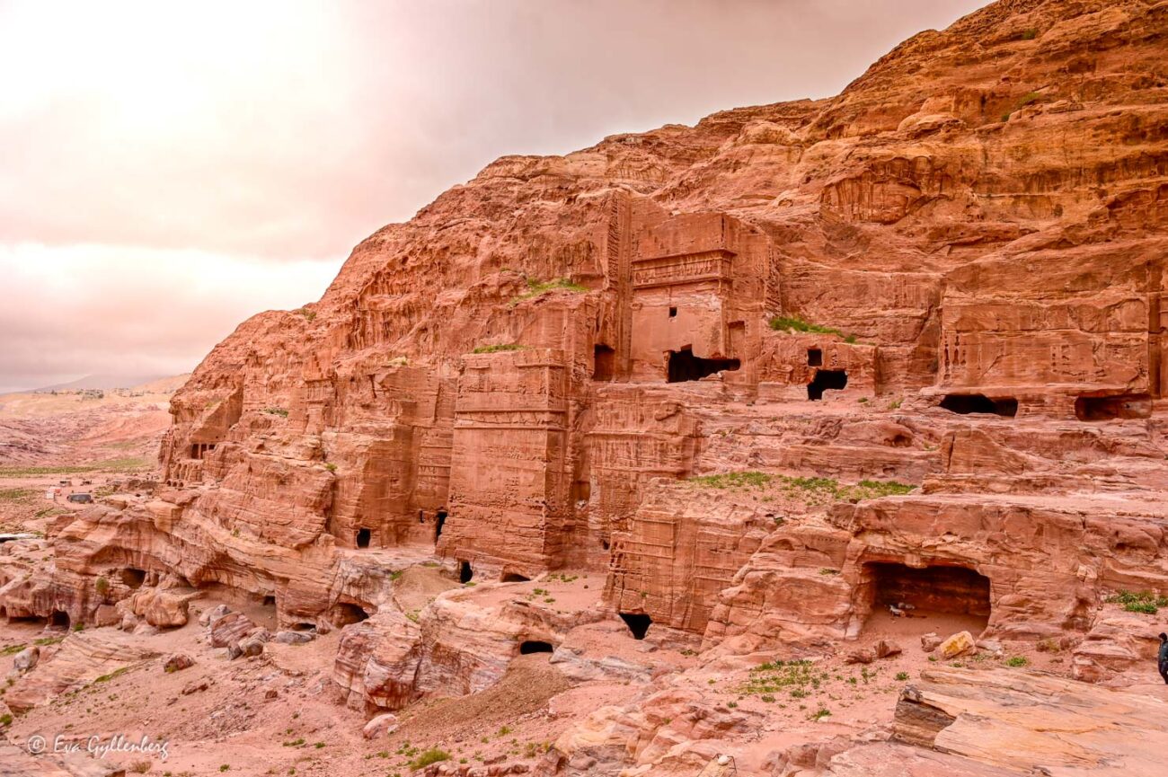 Klippvägg i sandsten med gravar i Petra i Jordanien
