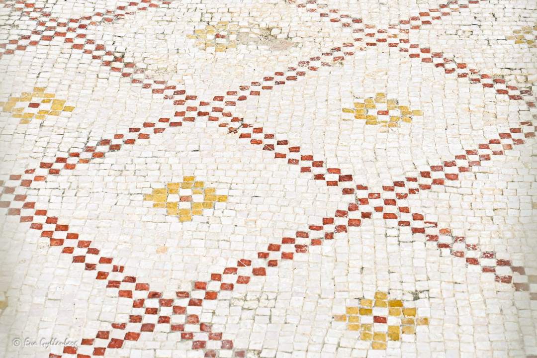 Mosaikgolv i vitt med röda rutor