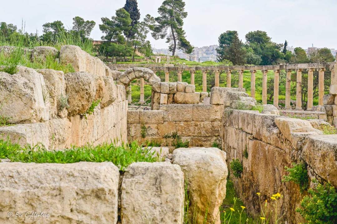 Stenar och ruiner i Jerash