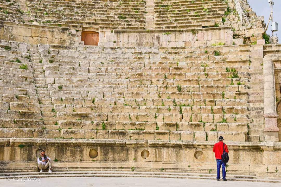 Amfiteater med en man som står och beundrar den