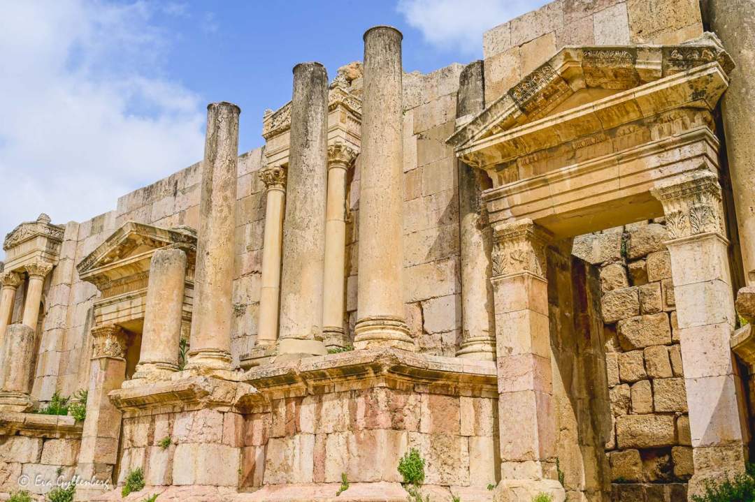 En av de två amfiteatrarna i Jerash