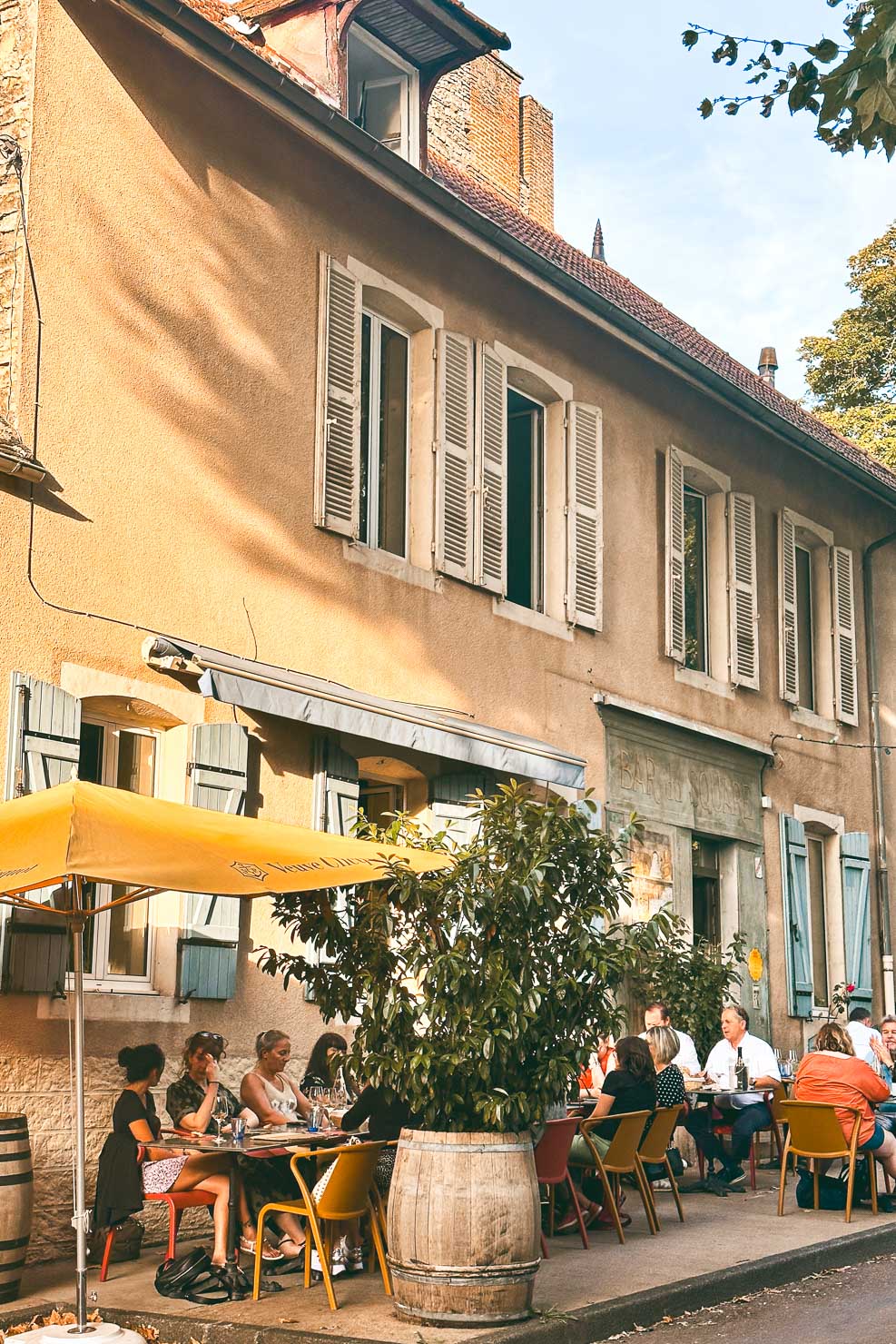 Uteservering på charmig restaurang i Beaune