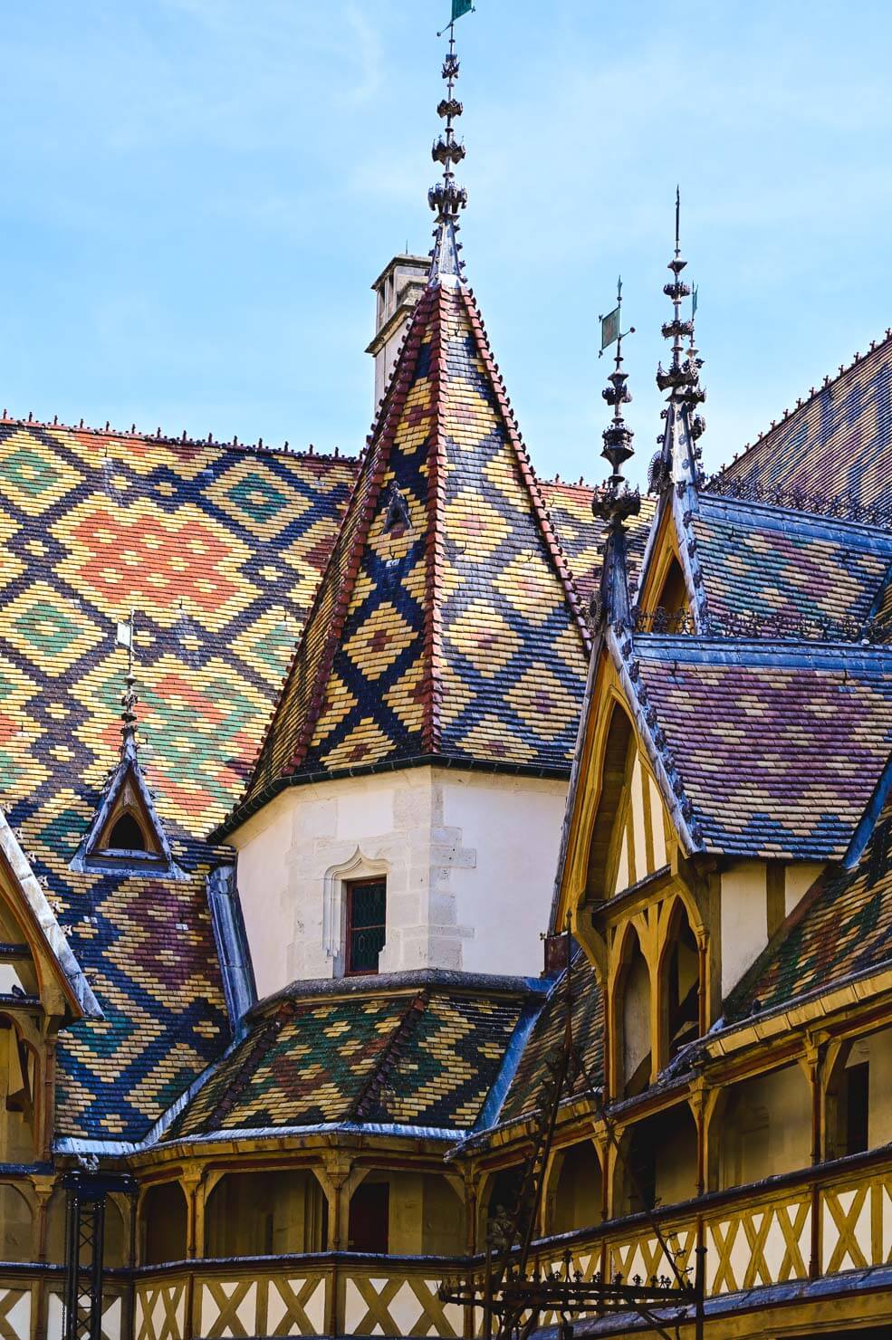 Vackra tak på The Hospices de Beaune: Hôtel-Dieu