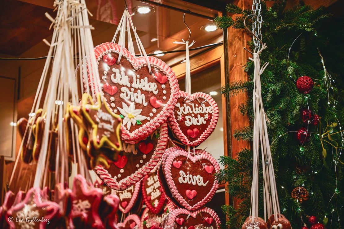 Lebkuchen hänger på en julmarknad i sydvästra Tyskland