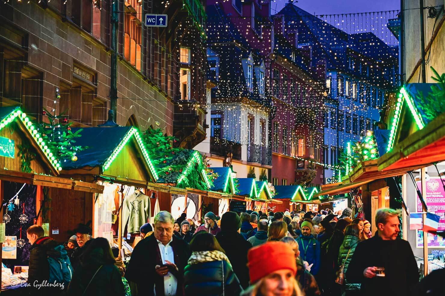 Julmarknad med mycket folk i Tyskland