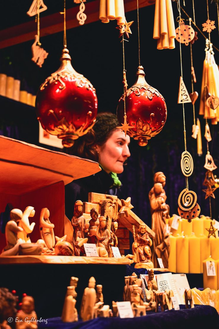 Träfigurer i ett julmarknadsstånd i Freiburg