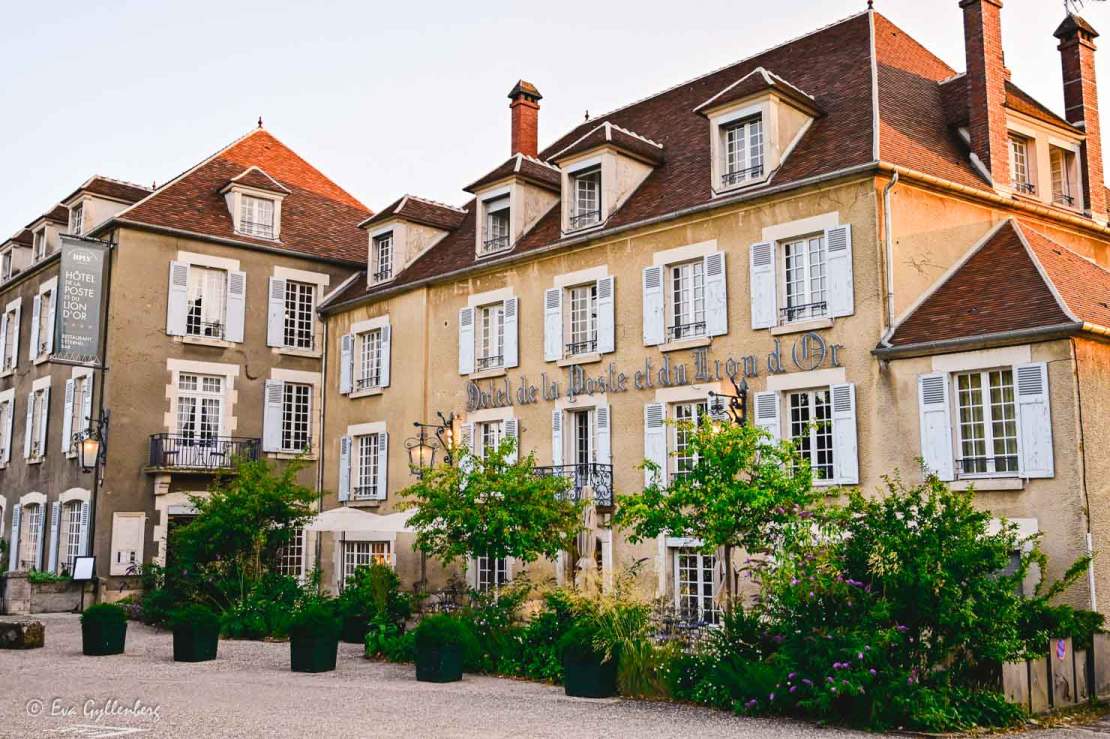 Hotell i ett stenhus som varit en poststation i Bourgogne